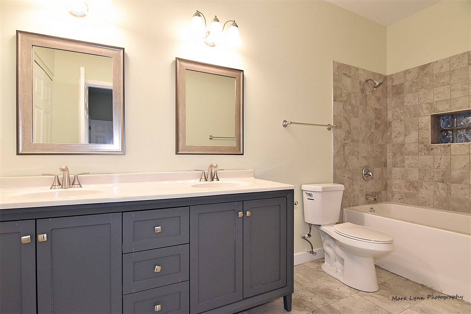 1311 West Fillmore Street, Unit B Chicago, IL 60607 - Photo 19 of 25 a bathroom with a toilet a sink a bathtub and a mirror