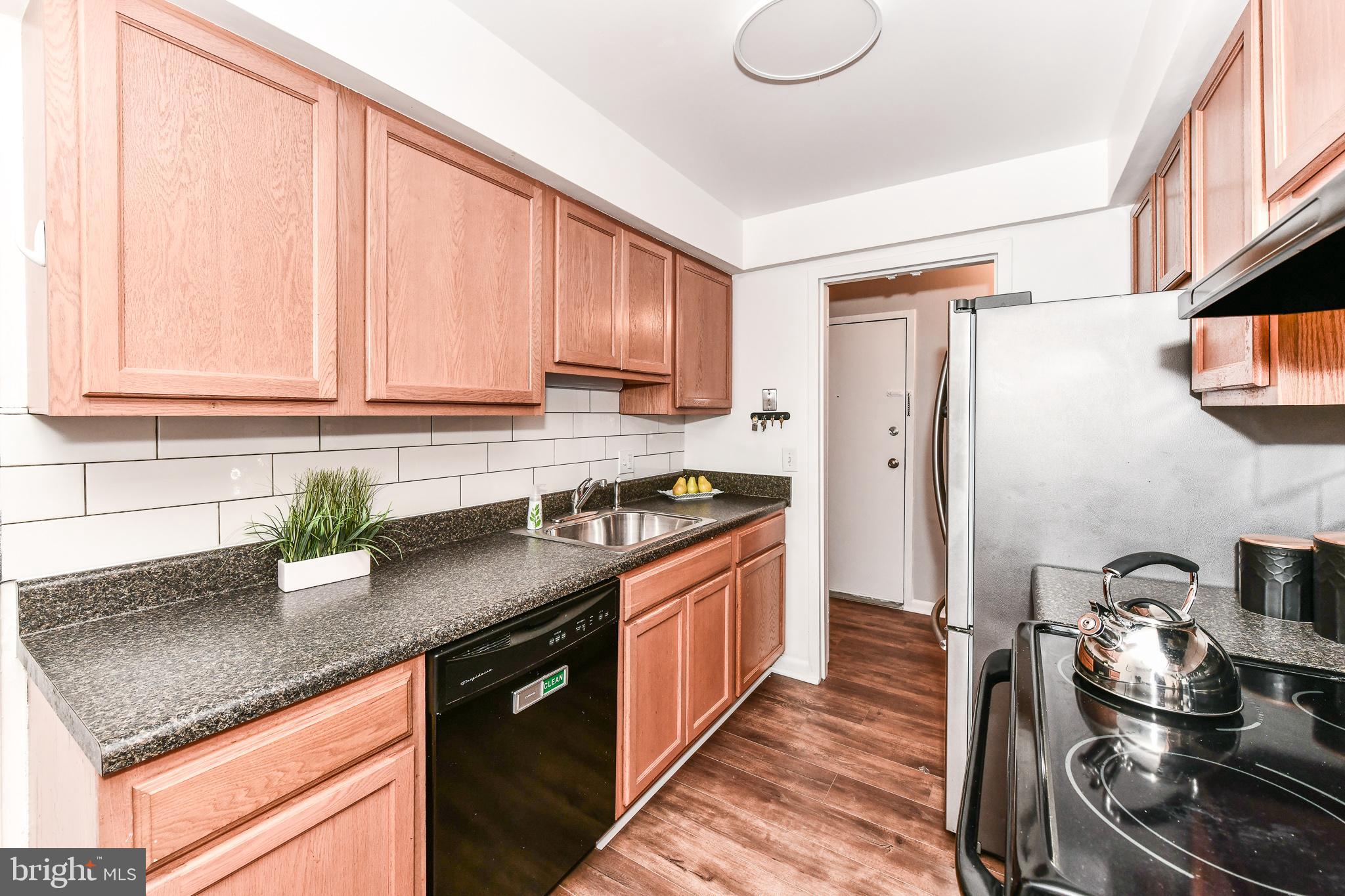 2245 Castle Rock Square, Unit 21C Reston, VA 20191 - Photo 8 of 26 Brand new backsplash!