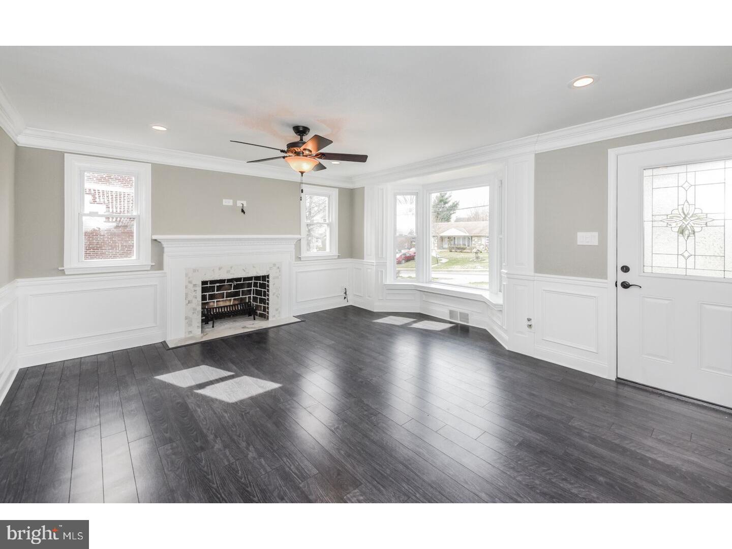 39 Dewey Road Cheltenham, PA 19012 - Photo 6 of 24 Living Room