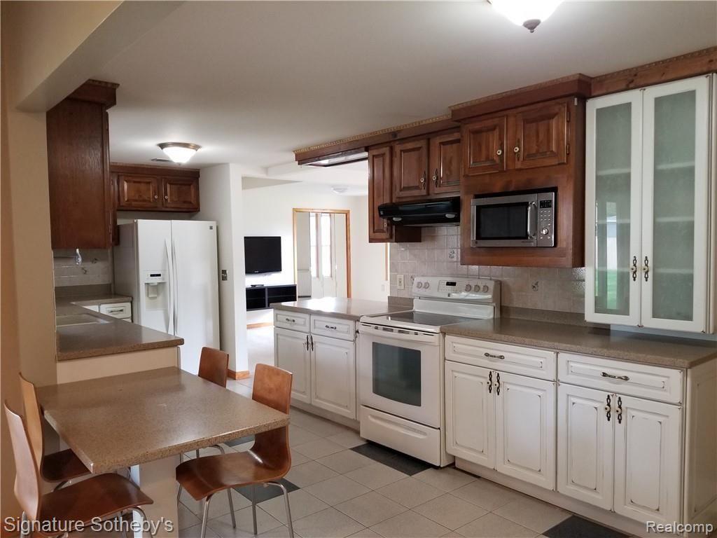 2075 Alfred Drive Troy, MI 48085 - Photo 4 of 25