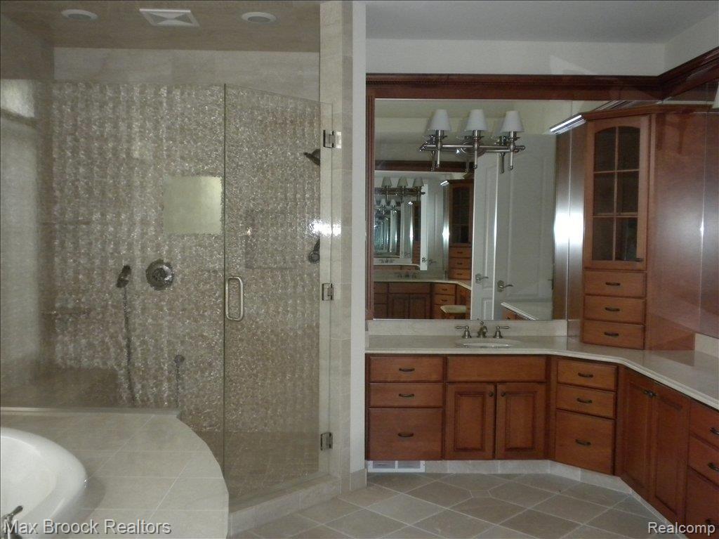 1701 Buell Court Rochester, MI 48306 - Photo 10 of 25 Master Bath