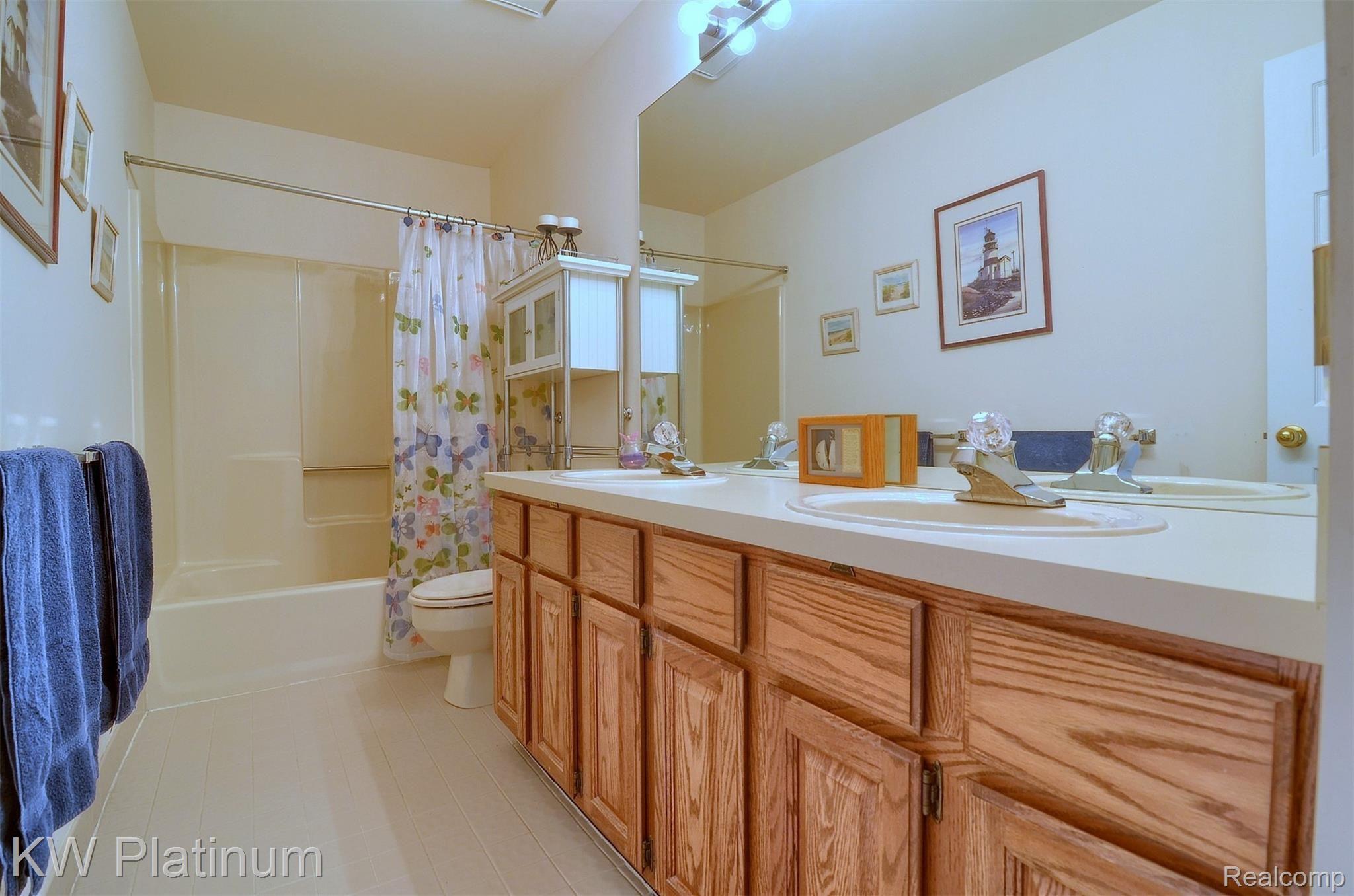 1237 Sandy Ridge Drive Rochester, MI 48306 - Photo 30 of 35 30-Bathroom.jpg