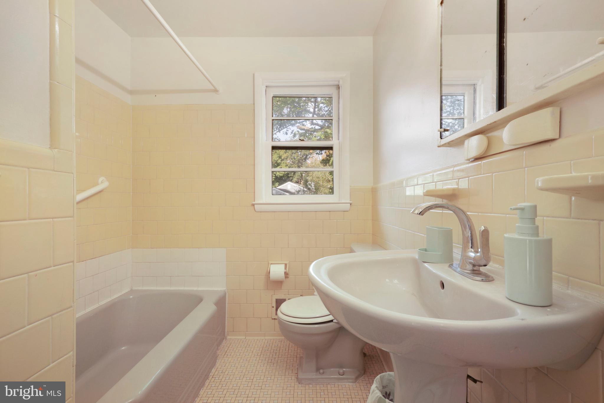 106 Croftley Road Lutherville-Timonium, MD 21093 - Photo 18 of 27 Hall Bath