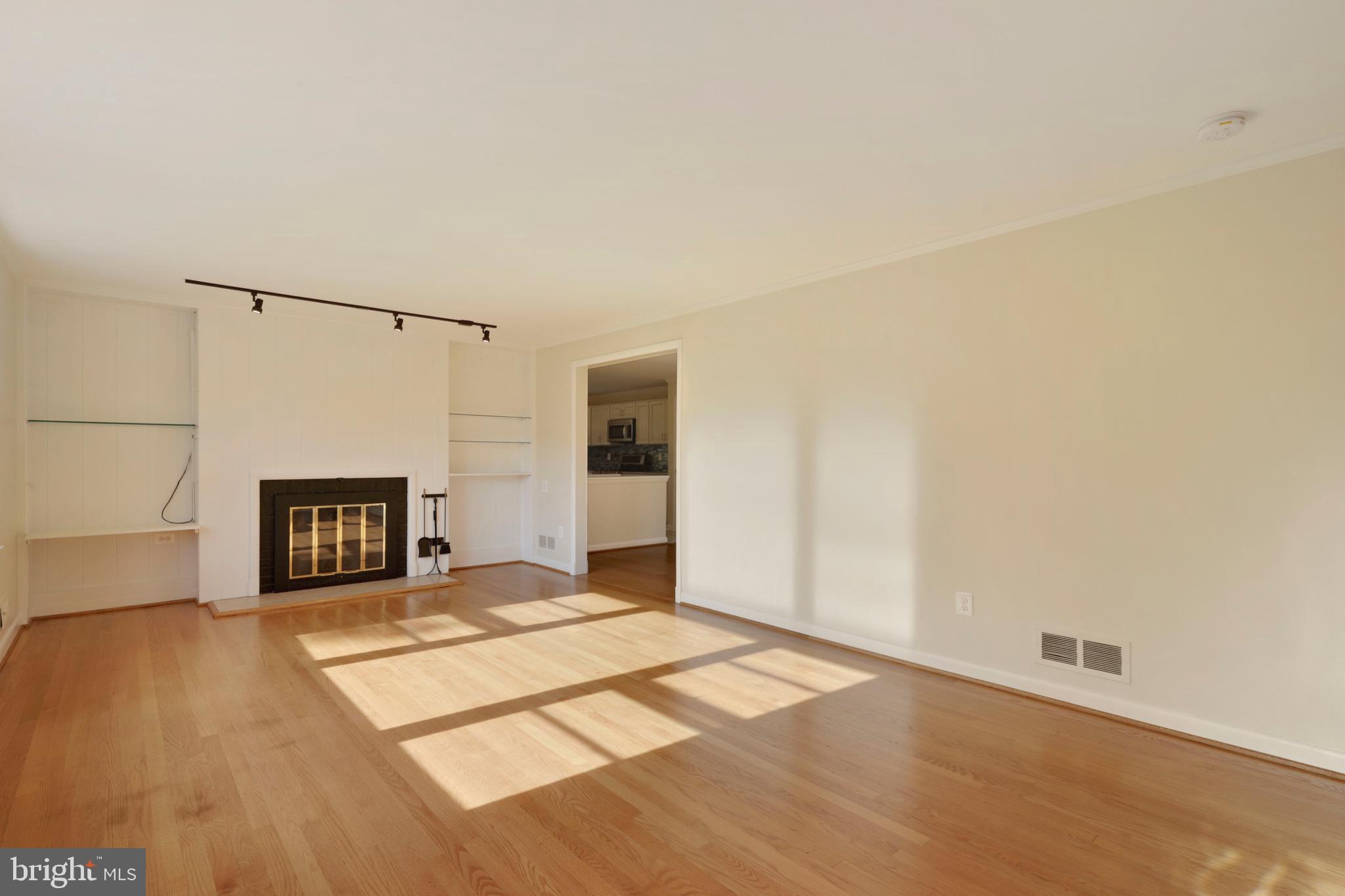 106 Croftley Road Lutherville-Timonium, MD 21093 - Photo 3 of 27 Living Room
