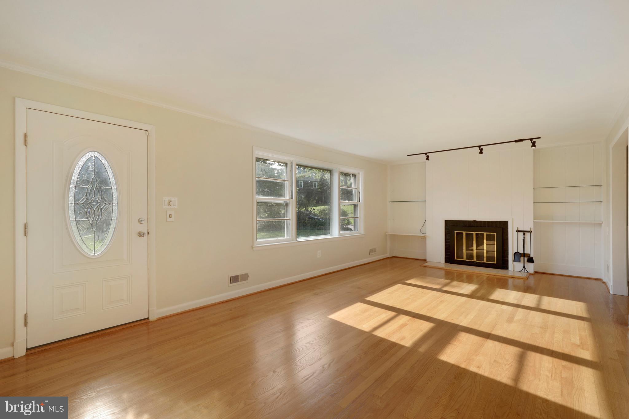 106 Croftley Road Lutherville-Timonium, MD 21093 - Photo 4 of 27 Living Room