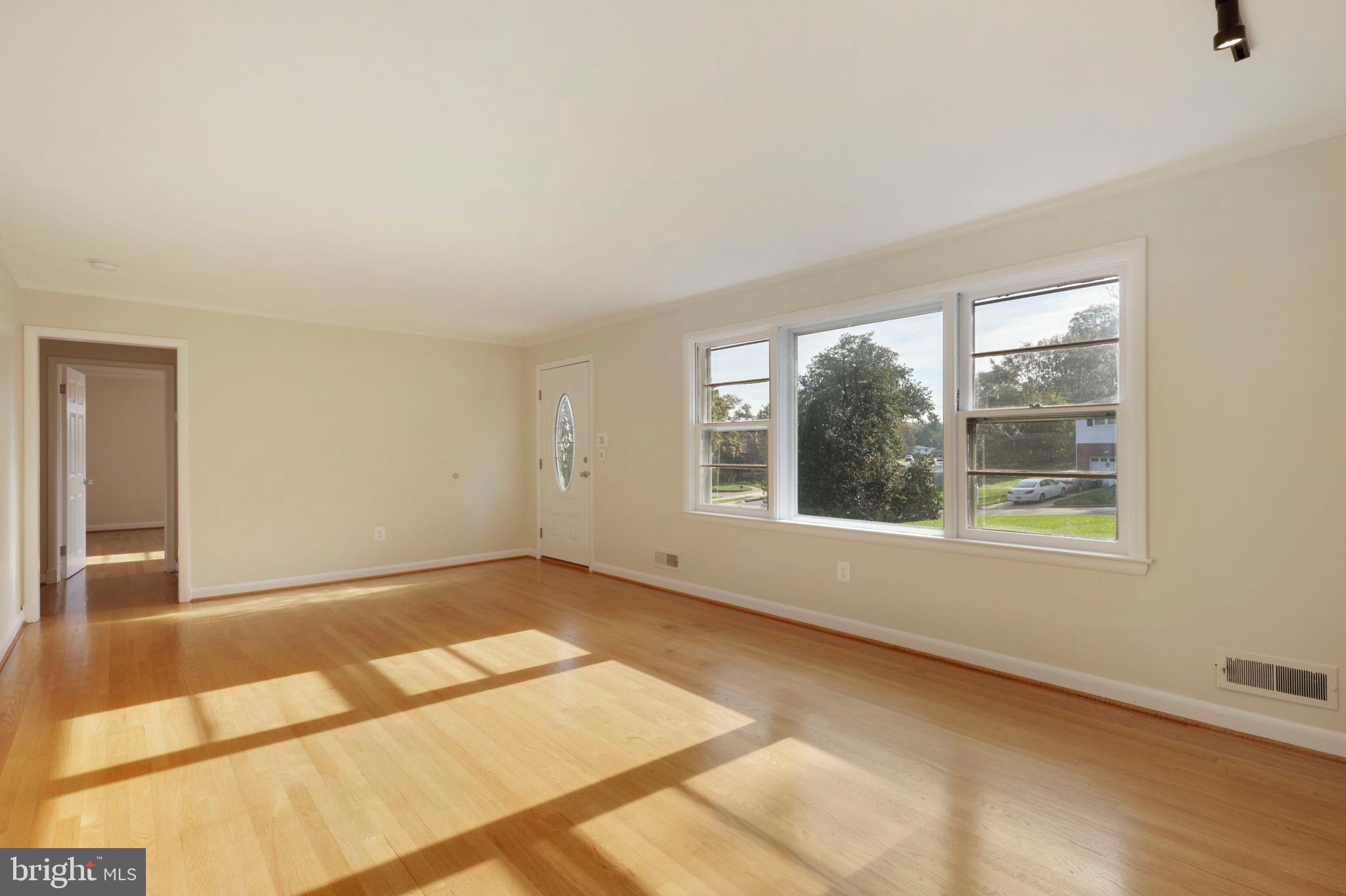 106 Croftley Road Lutherville-Timonium, MD 21093 - Photo 5 of 27 Living Room