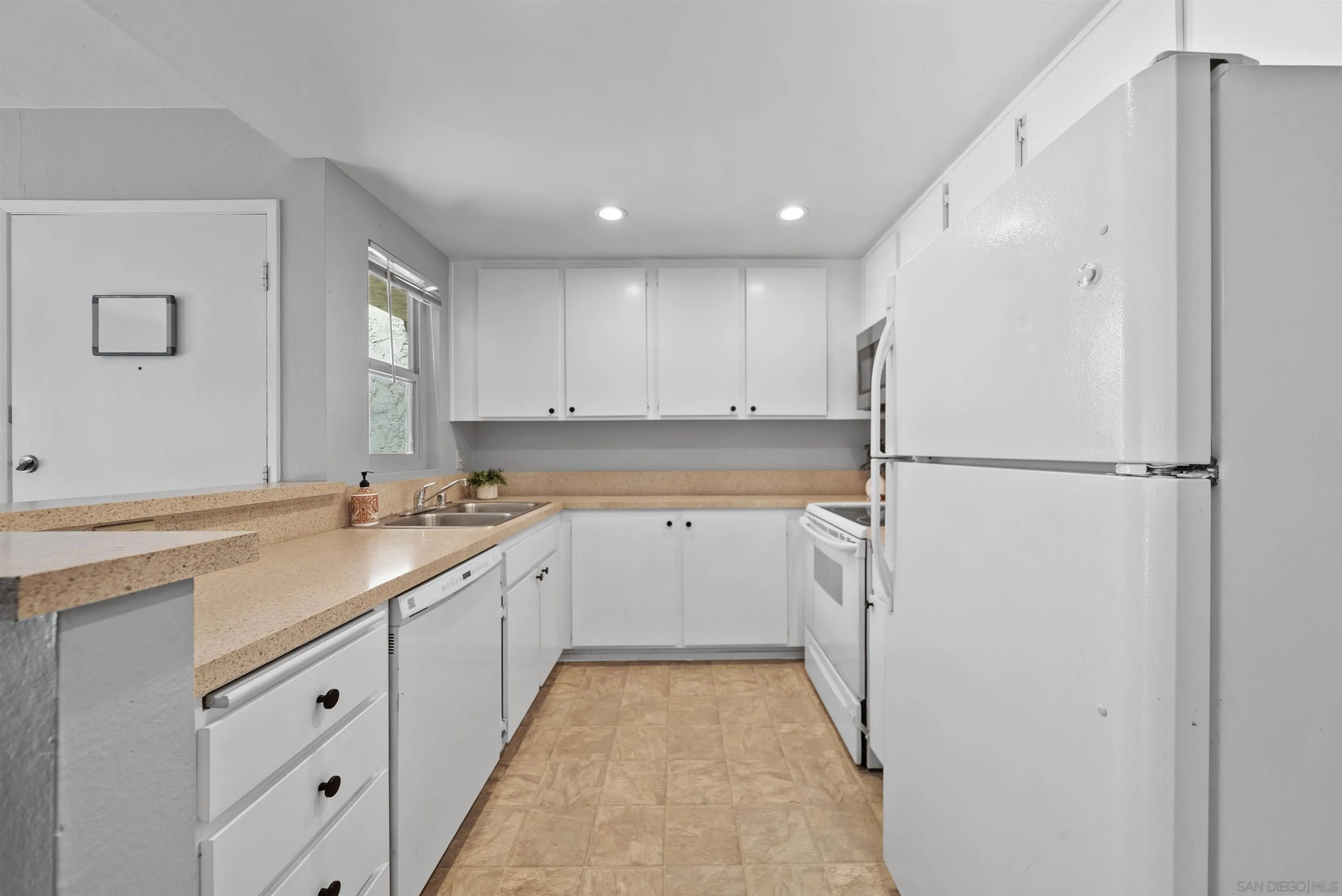 5910 Rancho Mission Road, Unit 37 San Diego, CA 92108 - Photo 13 of 46 Gallery Image 13