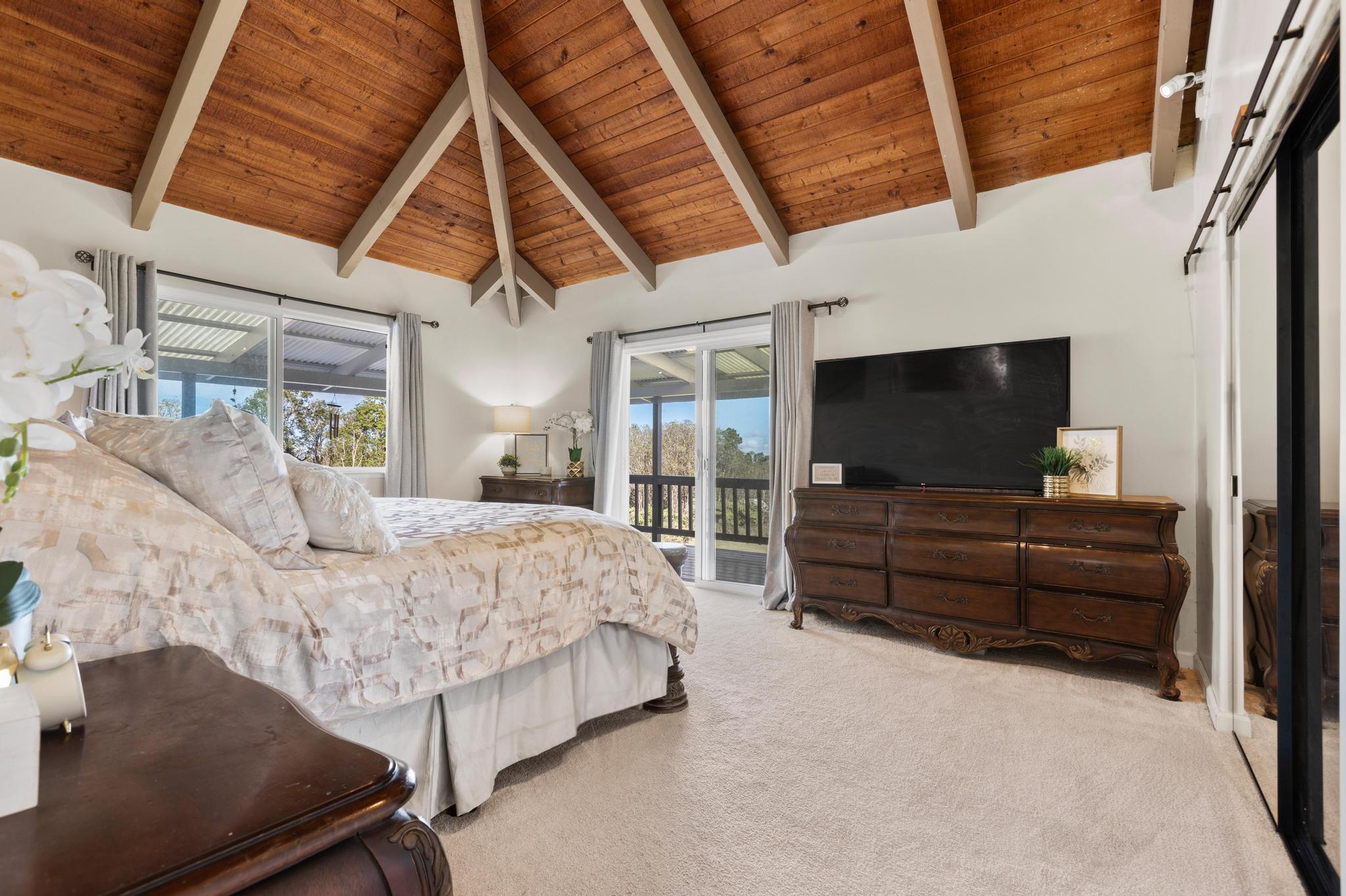 18-4565 Makaala Rd Mountain View Mountain View, HI 96771 - Photo 10 of 25 a bedroom with a bed and flat screen tv