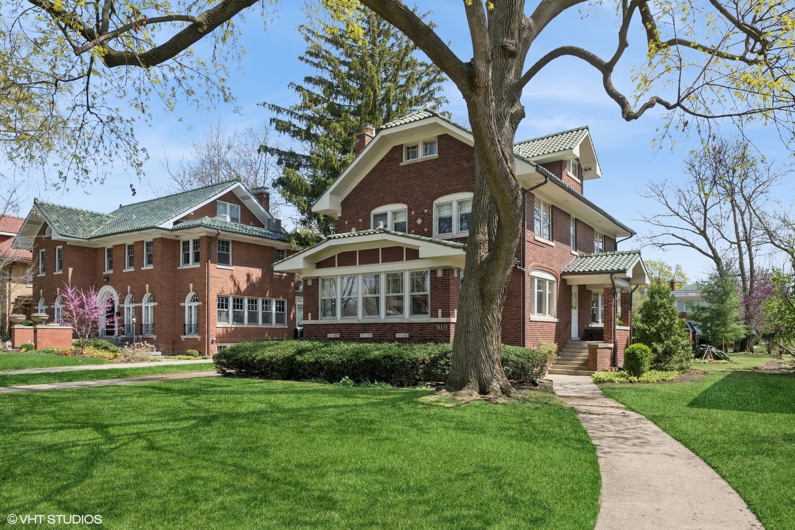 919 William Street River Forest, IL 60305 - Photo 1 of 1 a front view of a house with a garden