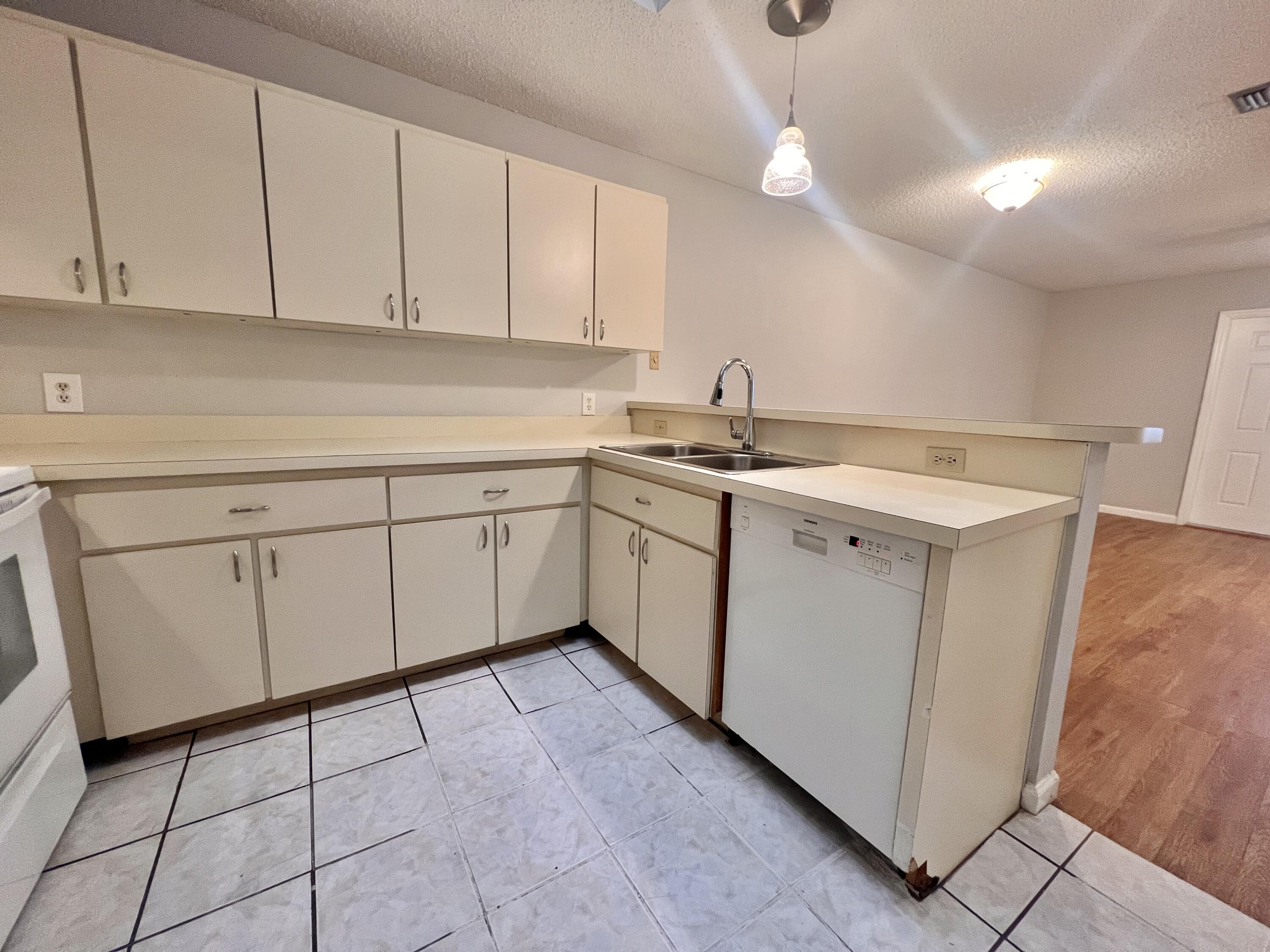 5330 Elmhurst Road, Unit G West Palm Beach, FL 33417 - Photo 5 of 22 IMG_7768