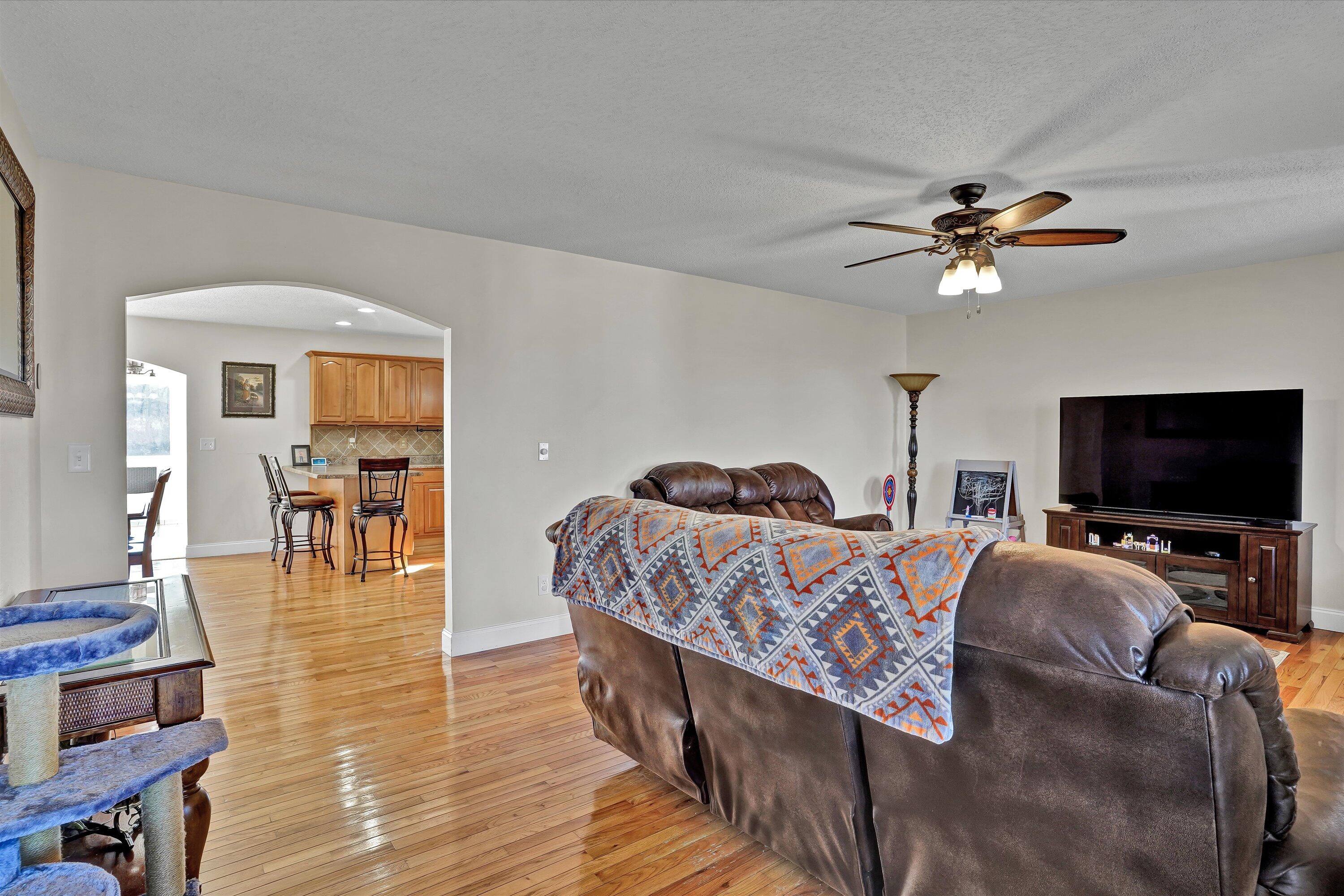 1911 Chinquipin Road Sneedville, TN 37869 - Photo 10 of 47 06-1911 Chinquipin Rd-6