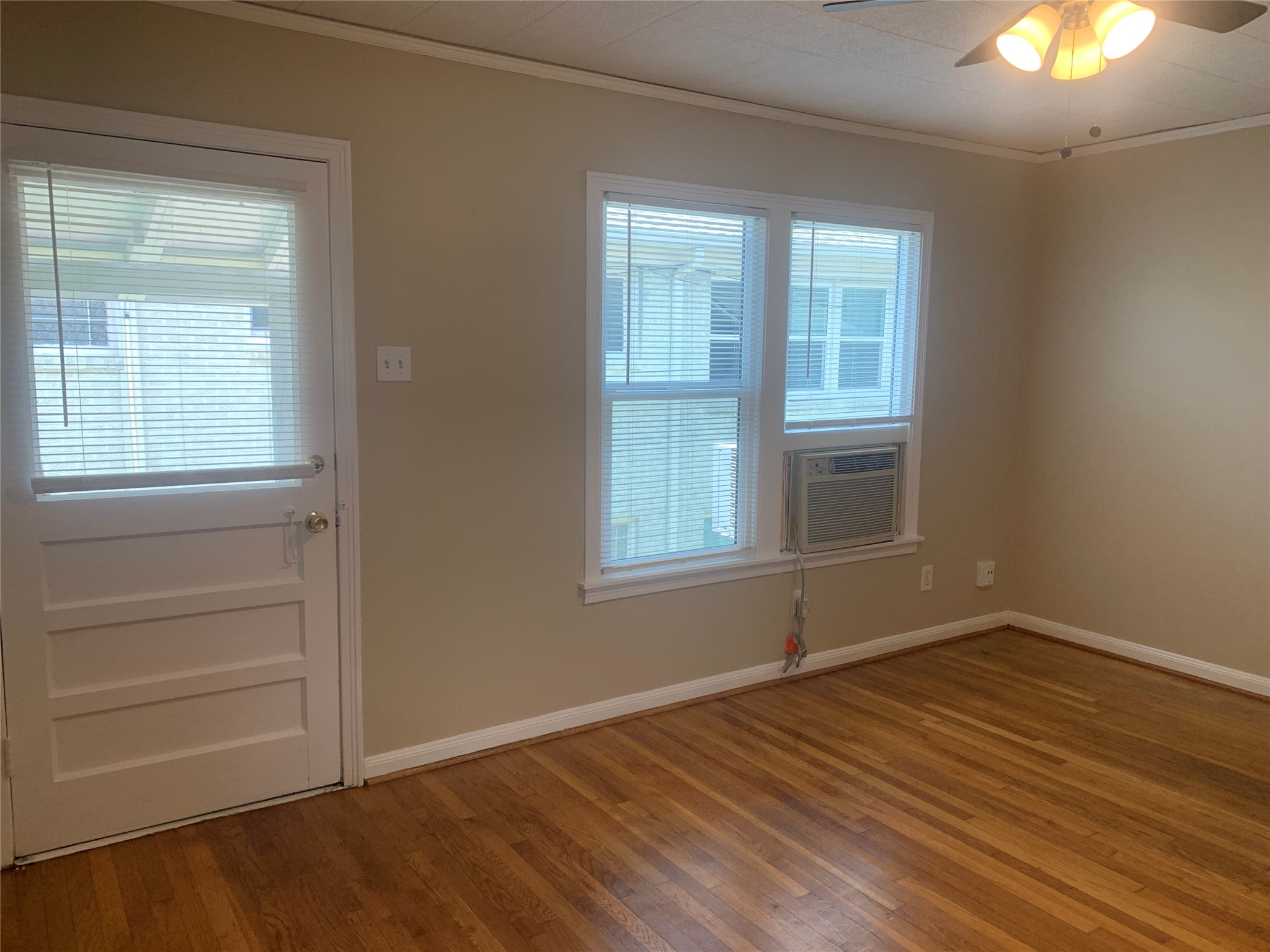 307 Avondale Street, Unit 2 5 Houston, TX 77006 - Photo 6 of 30 Living room has ceiling fan and window unit.