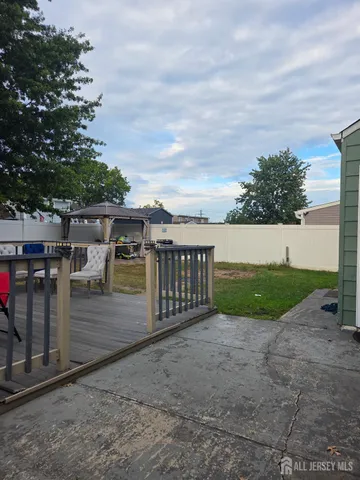 a view of a backyard with pathway