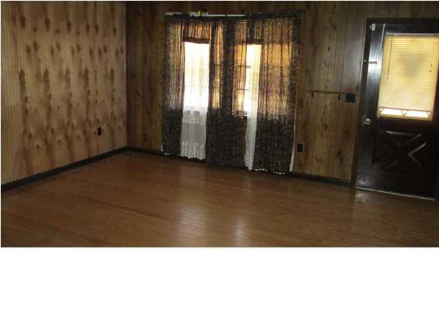 124 Goss Road Walnut Grove, MS 39189 - Photo 4 of 14 Livingroom