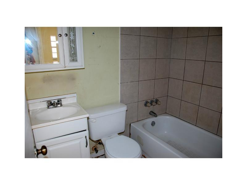 415 Coventry Street Boca Raton, FL 33487 - Photo 12 of 18 Bathroom
