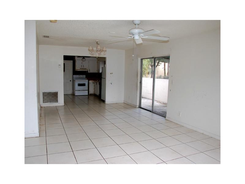415 Coventry Street Boca Raton, FL 33487 - Photo 4 of 18 Living Room