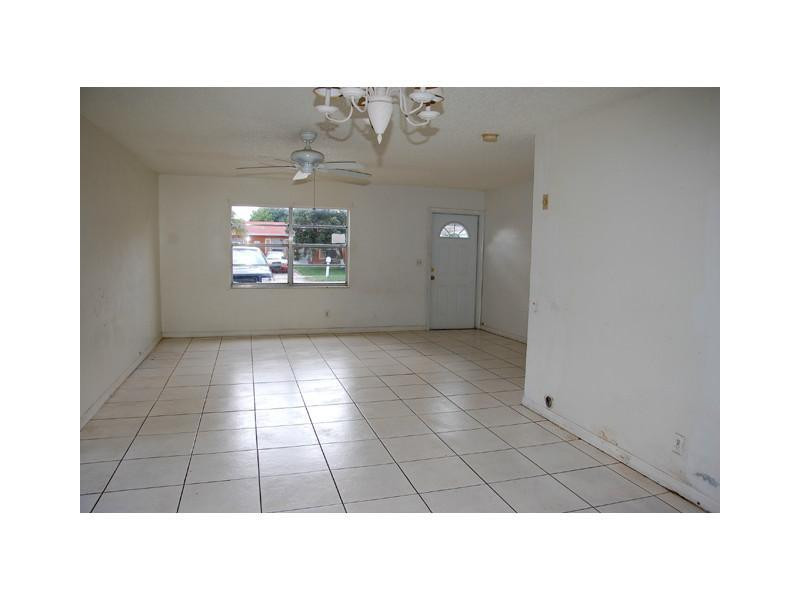 415 Coventry Street Boca Raton, FL 33487 - Photo 7 of 18 Living Room