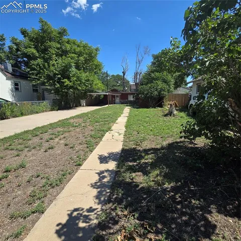 a view of a backyard