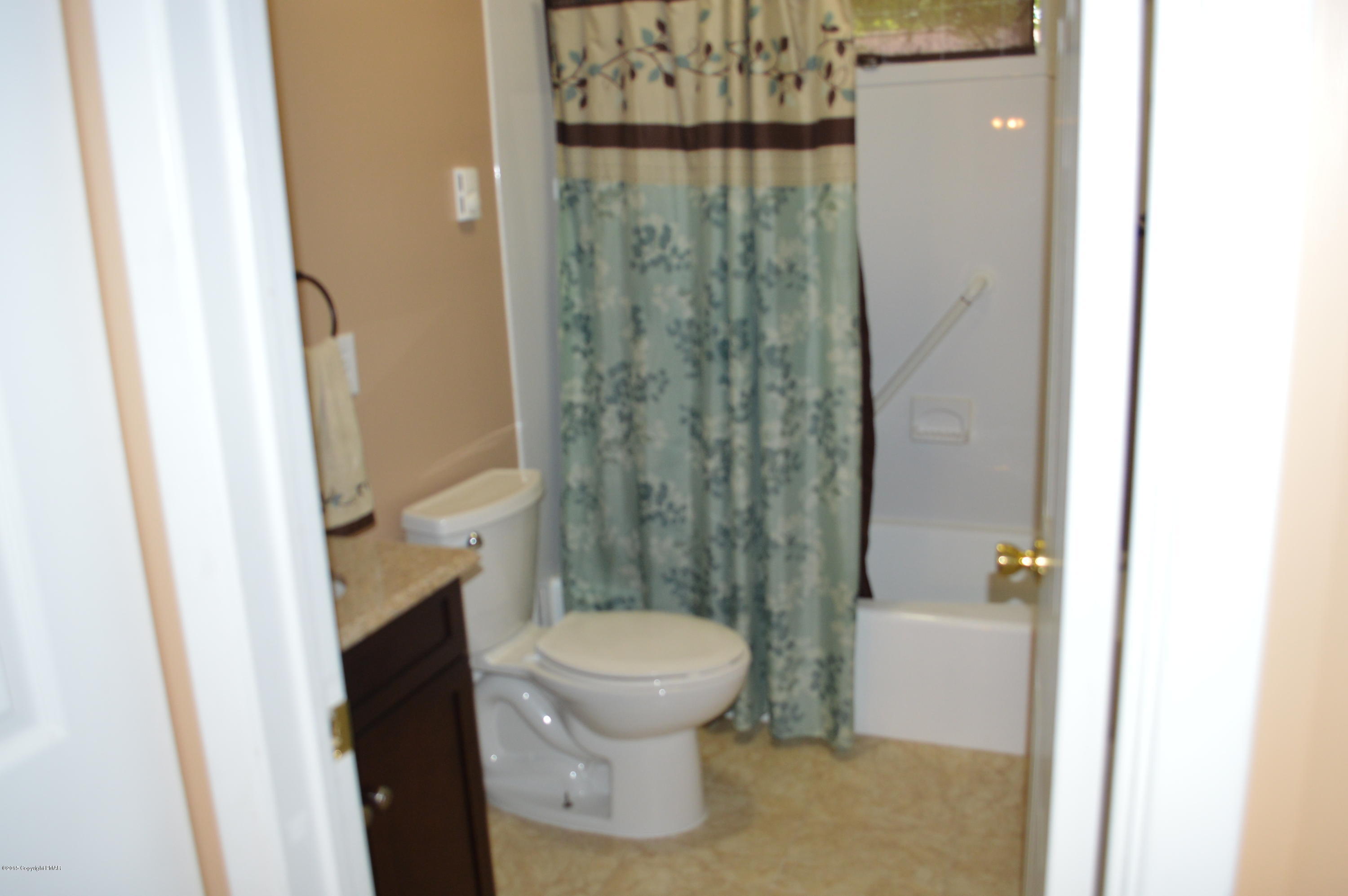 180 Brier Crest Road Blakeslee, PA 18610 - Photo 23 of 32 2nd Full BathroomWarm Col