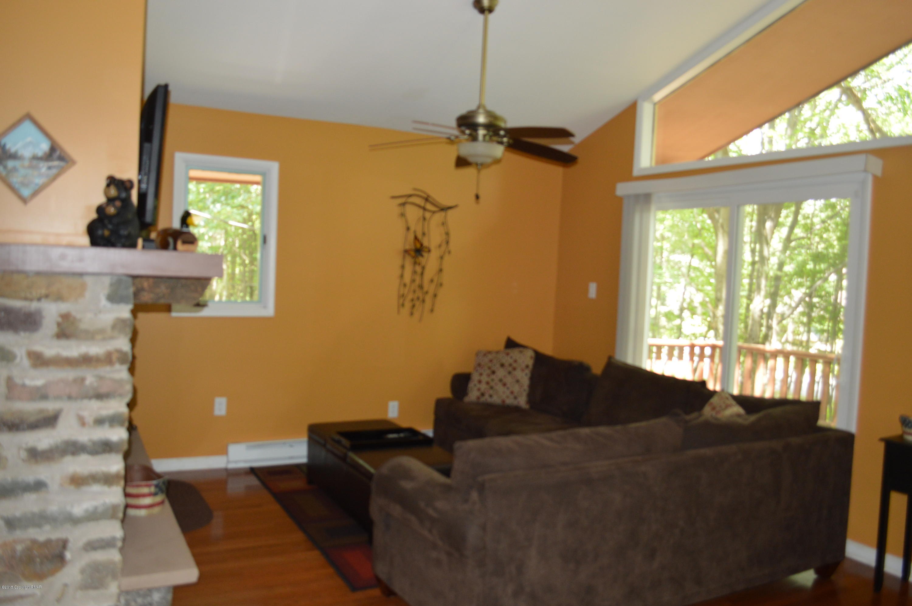 180 Brier Crest Road Blakeslee, PA 18610 - Photo 4 of 32 Great Room