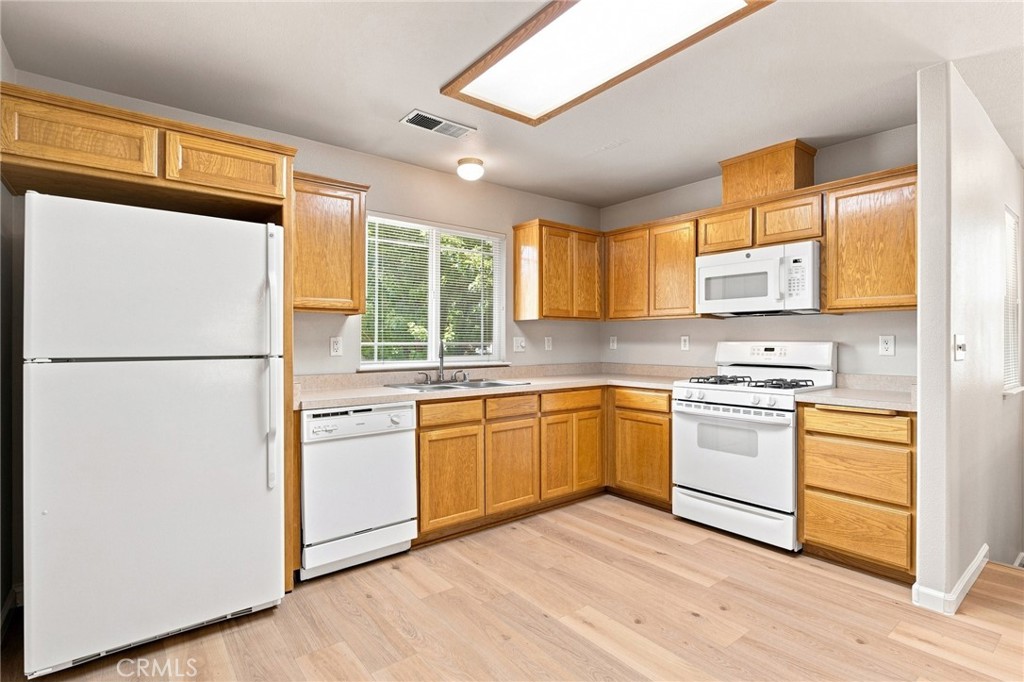88 Key W Loop Chico, CA 95973 - Photo 3 of 25 2 Bed Kitchen