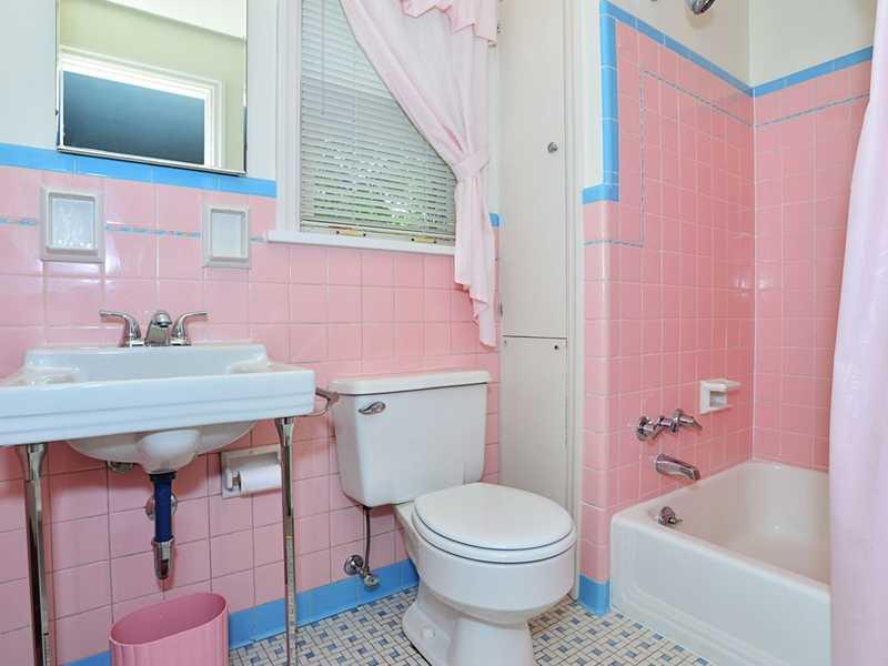 4 Warriors Road Green Tree, PA 15220 - Photo 11 of 17 Full Bath.