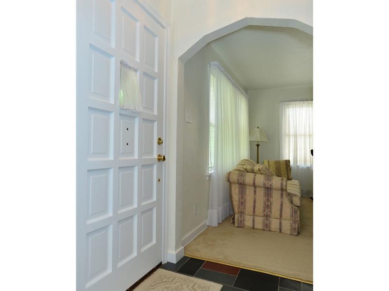 4 Warriors Road Green Tree, PA 15220 - Photo 3 of 17 Entry/Foyer.