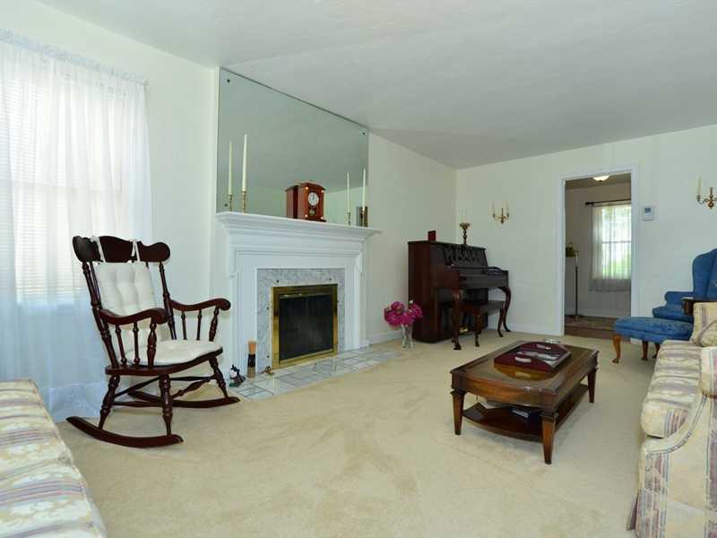 4 Warriors Road Green Tree, PA 15220 - Photo 5 of 17 Living Room.