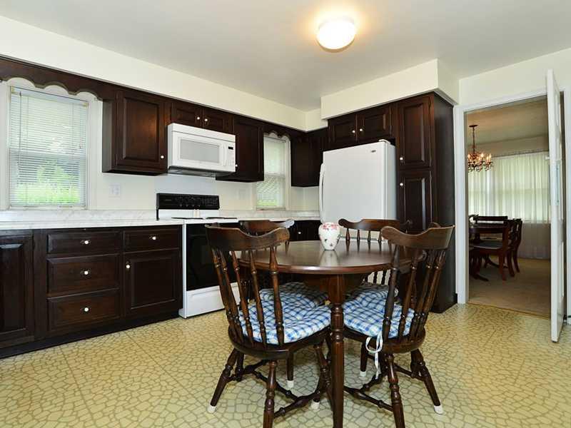 4 Warriors Road Green Tree, PA 15220 - Photo 6 of 17 Kitchen.