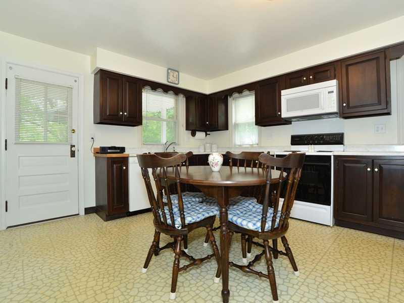 4 Warriors Road Green Tree, PA 15220 - Photo 7 of 17 Kitchen.