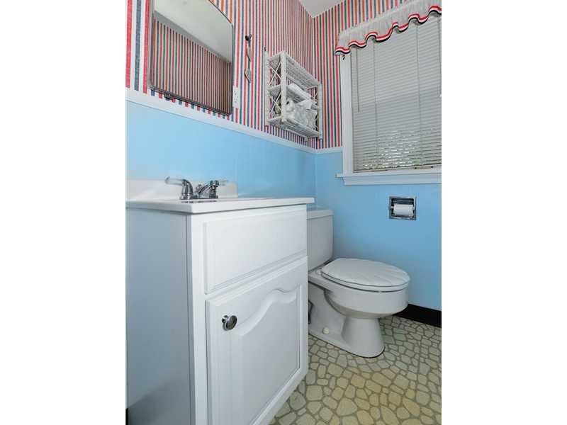4 Warriors Road Green Tree, PA 15220 - Photo 9 of 17 Partial Bath.