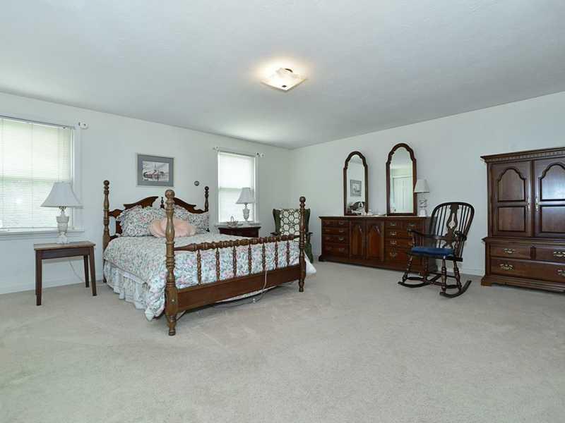 4 Warriors Road Green Tree, PA 15220 - Photo 10 of 17 Master Bedroom.