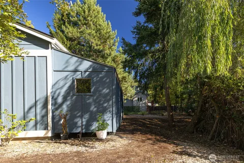 a view of a back yard