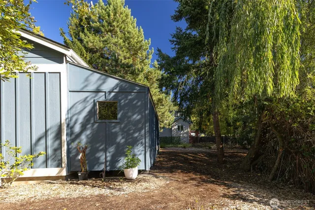 a view of a back yard