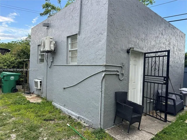 a view of entryway and hall
