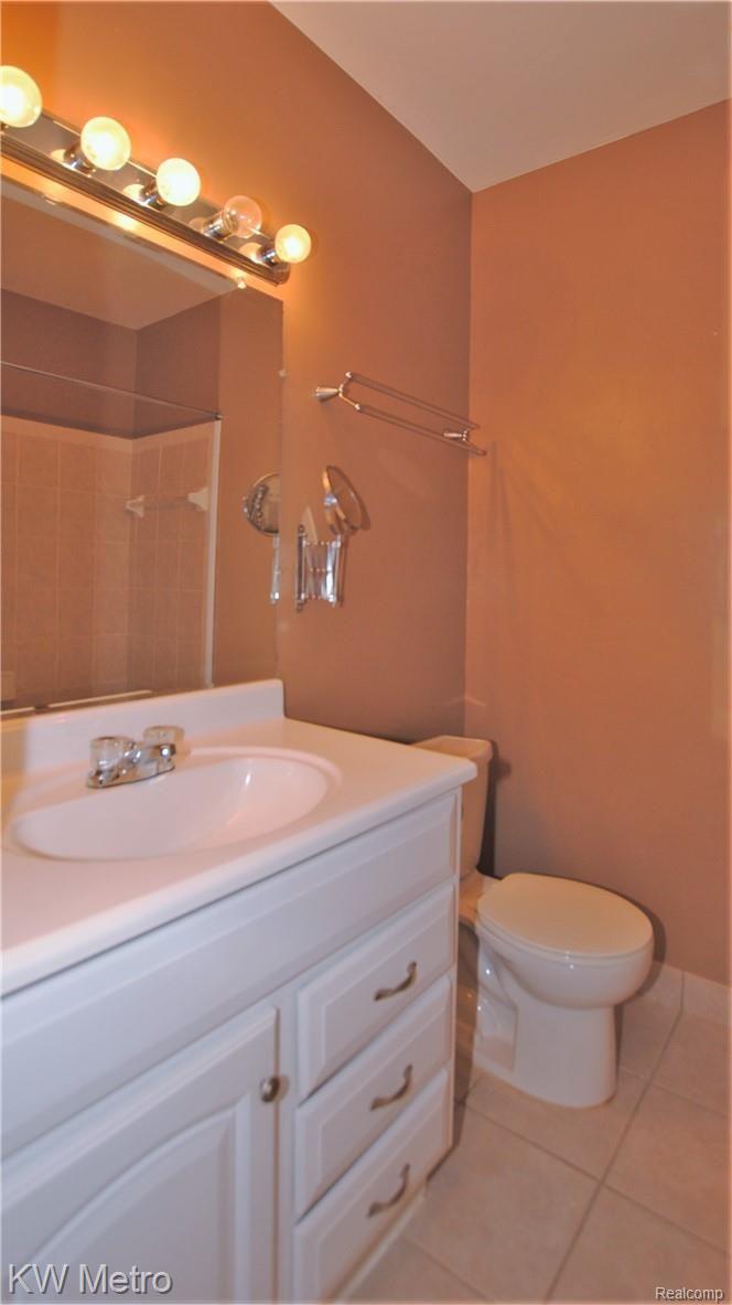 729 West Maple Road Clawson, MI 48017 - Photo 16 of 29 Full Bath
