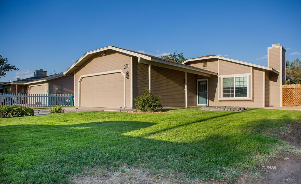 a view of a back yard of the house