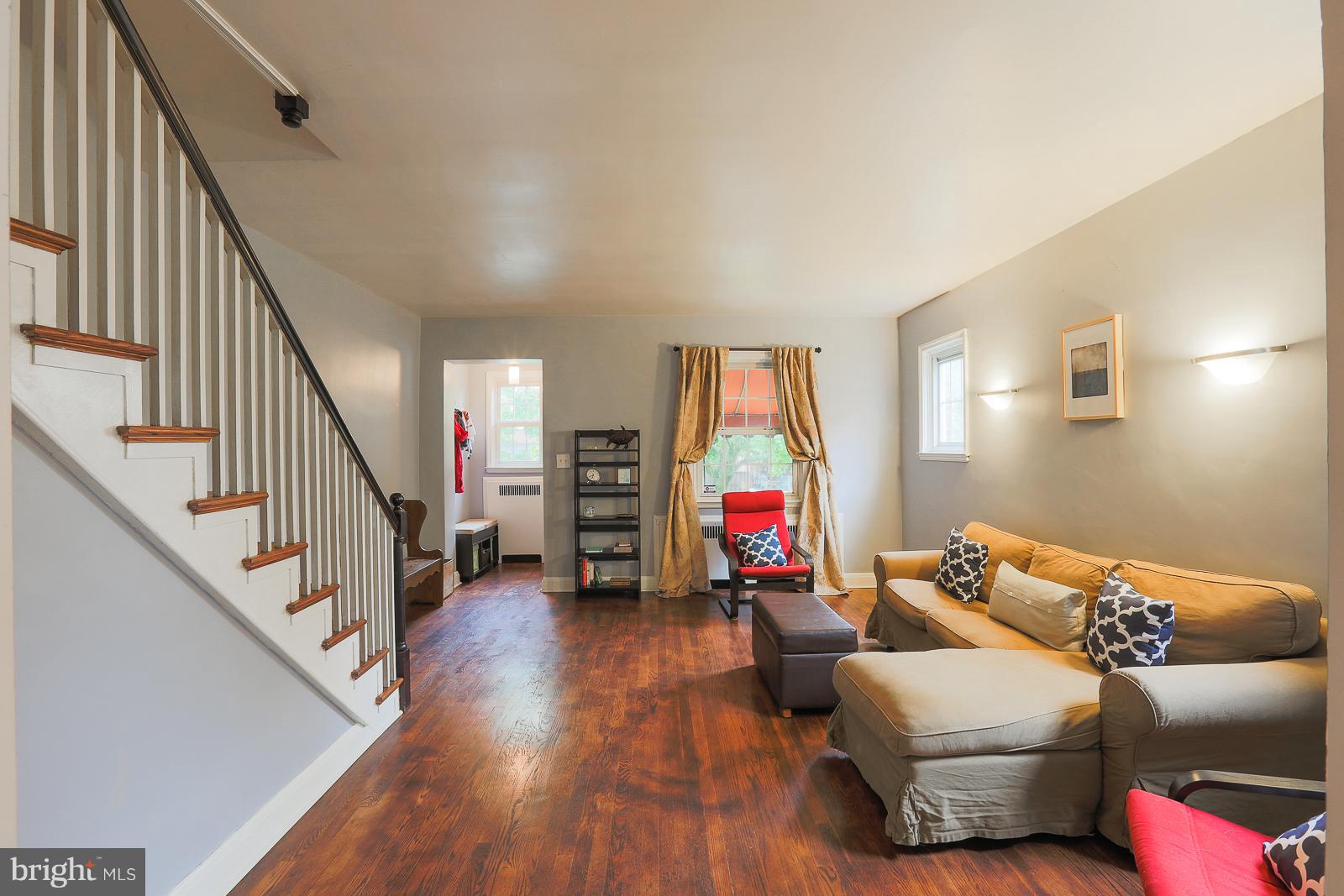 4633 Harcourt Road Baltimore, MD 21214 - Photo 7 of 30 Living Room