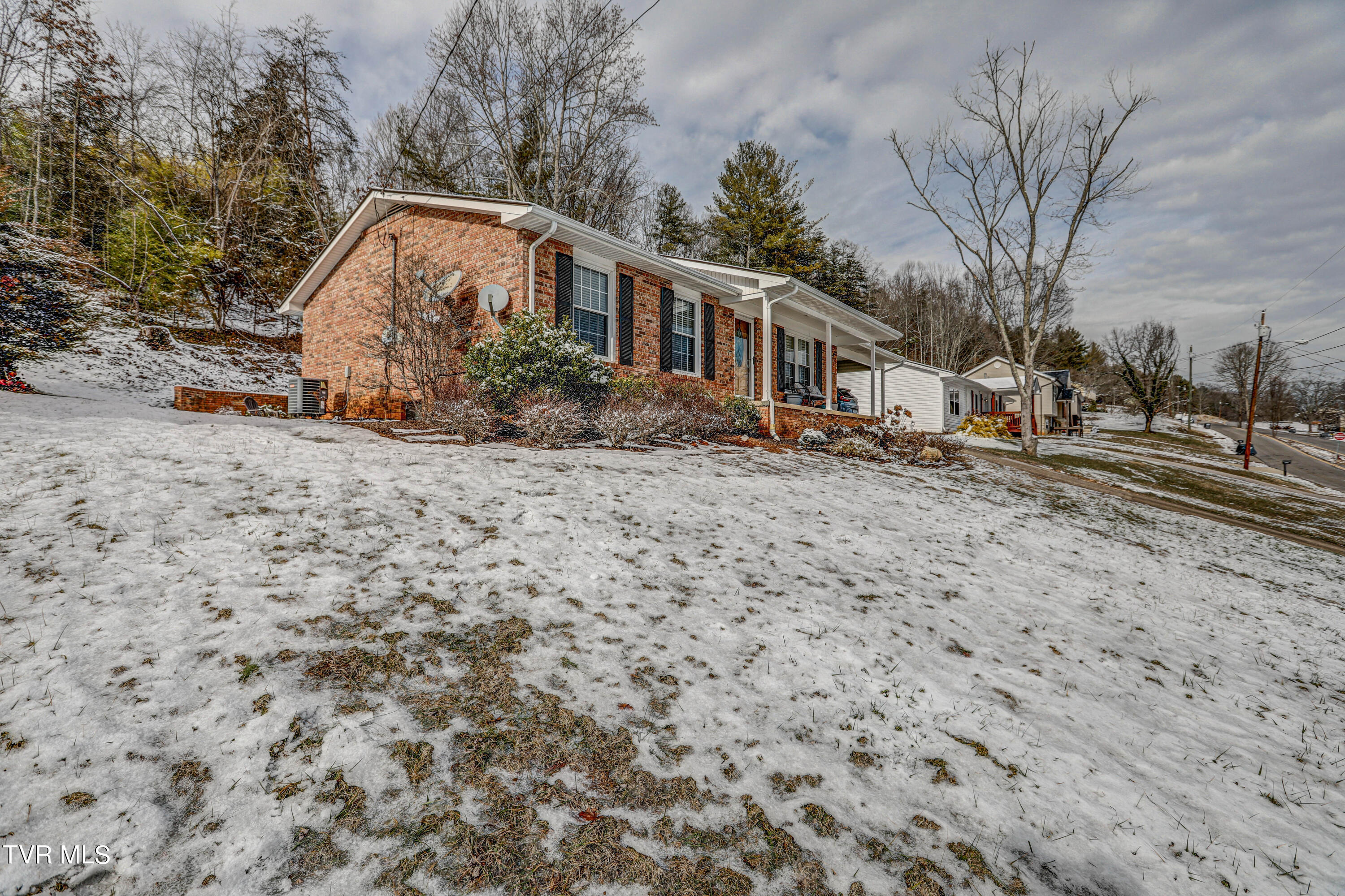 826 Foothills Road Kingsport, TN 37663 - Photo 3 of 31 B42A3158_59_60_61_62