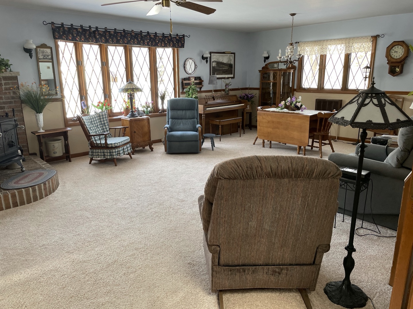 216 Pauline Drive Elgin, IL 60123 - Photo 13 of 20 a living room with furniture and a flat screen tv