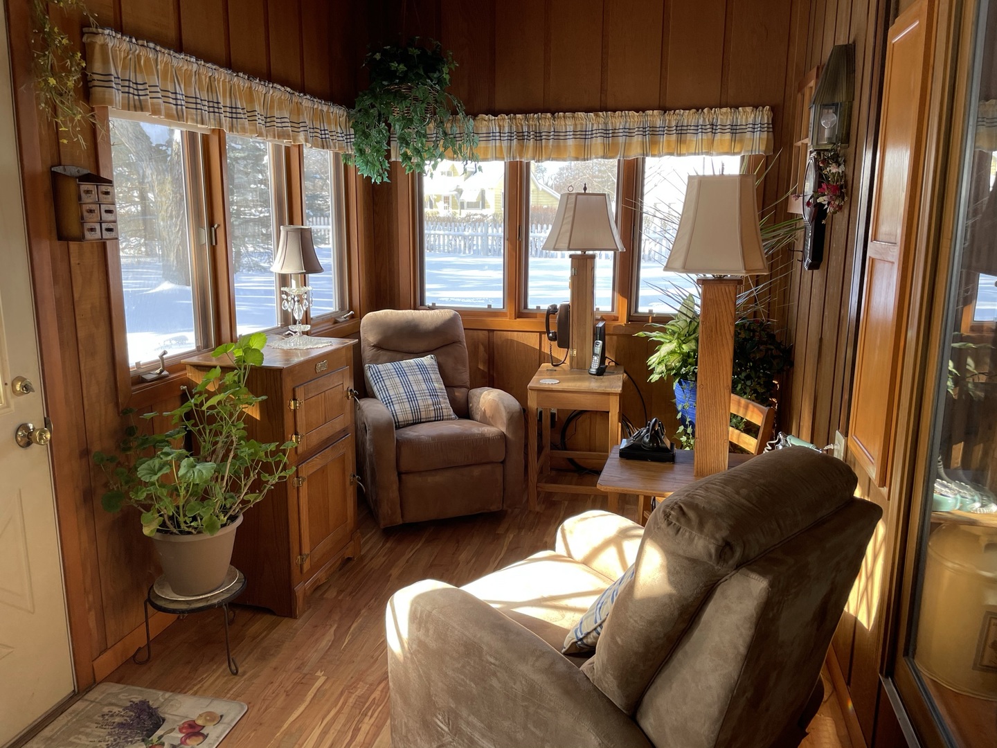 216 Pauline Drive Elgin, IL 60123 - Photo 14 of 20 a living room with furniture and a potted plant