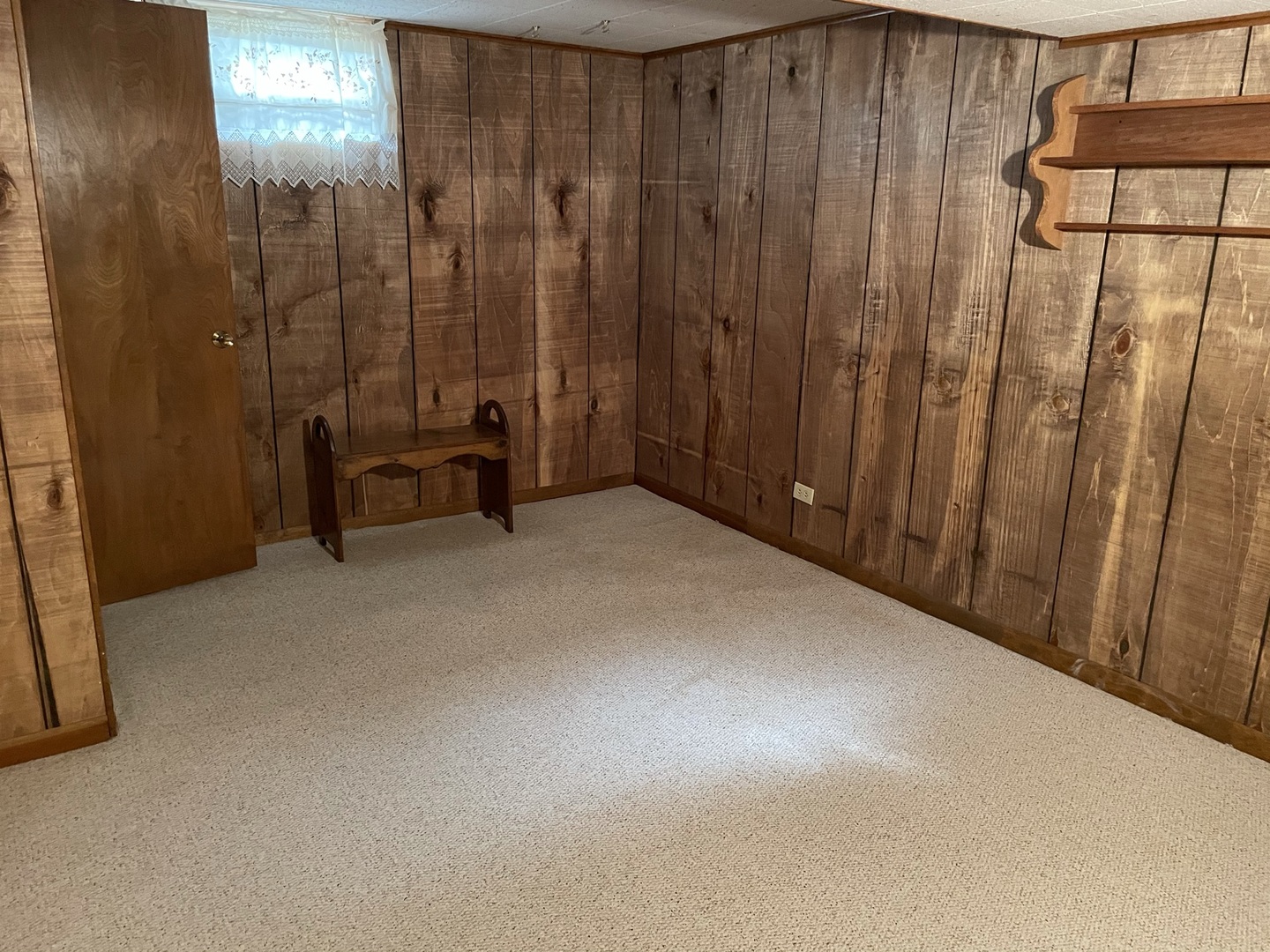 216 Pauline Drive Elgin, IL 60123 - Photo 17 of 20 a view of a elevator