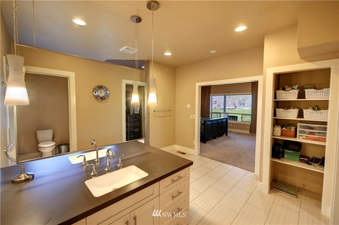 81 Jaquish Road Omak, WA 98841 - Photo 18 of 40 a spacious bathroom with a granite countertop sink and a mirror