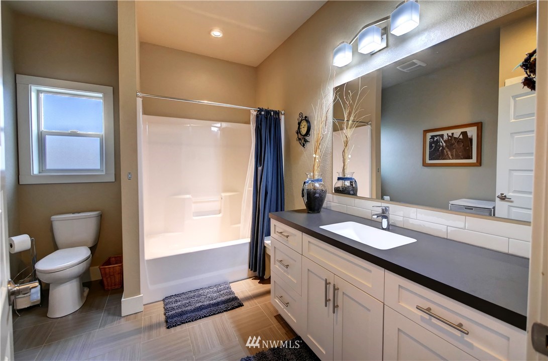81 Jaquish Road Omak, WA 98841 - Photo 19 of 40 a spacious bathroom with a granite countertop sink toilet and shower