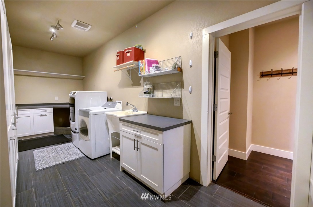 81 Jaquish Road Omak, WA 98841 - Photo 21 of 40 a utility room with washer and dryer