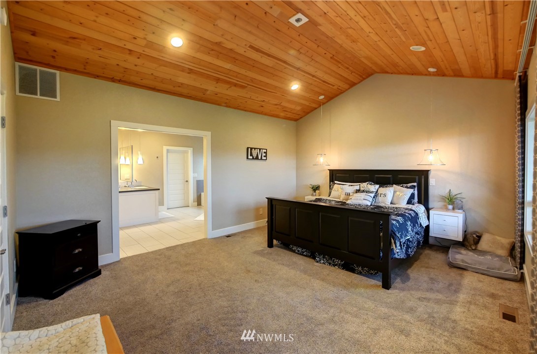 81 Jaquish Road Omak, WA 98841 - Photo 23 of 40 a bed room with a bed and a night stand