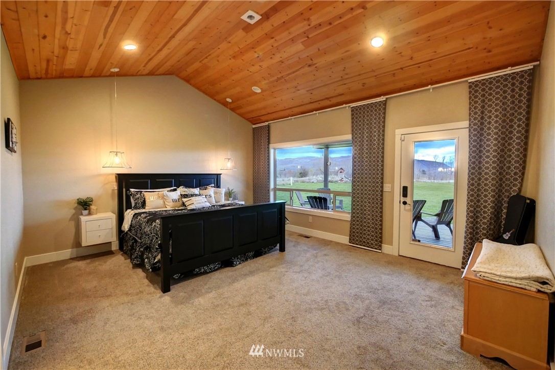 81 Jaquish Road Omak, WA 98841 - Photo 24 of 40 a bedroom with a bed and large mirror