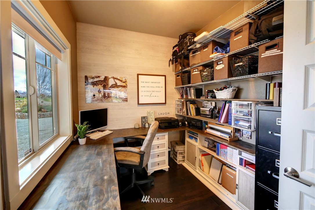 81 Jaquish Road Omak, WA 98841 - Photo 25 of 40 a reading room with furniture and a book shelf