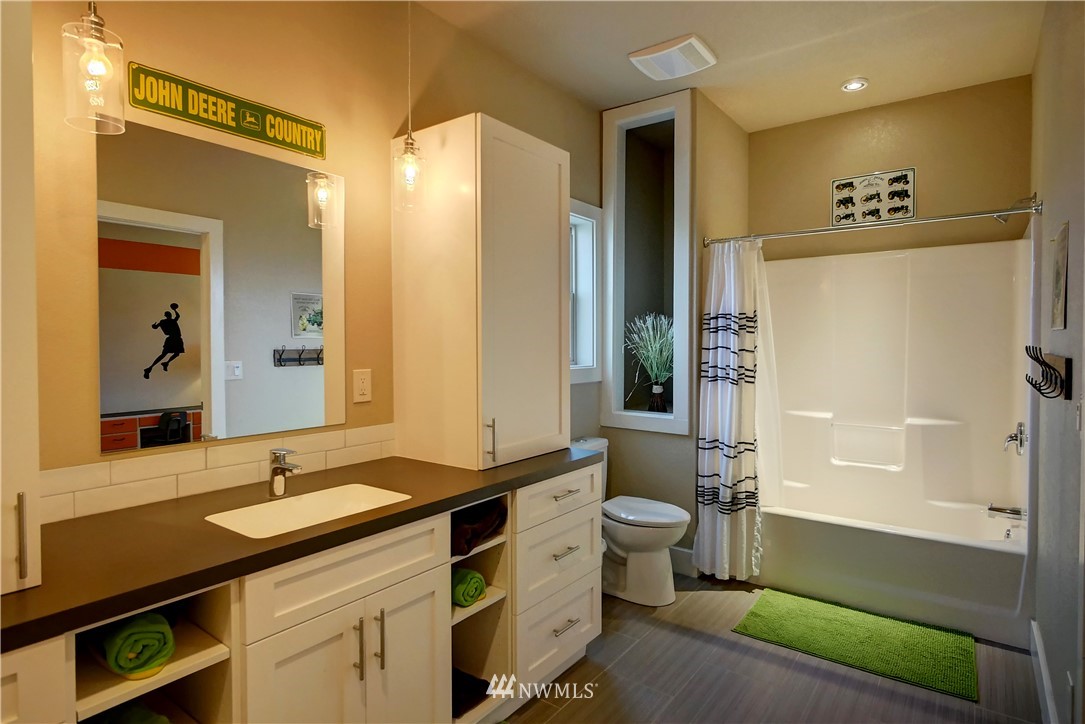 81 Jaquish Road Omak, WA 98841 - Photo 26 of 40 a spacious bathroom with a granite countertop sink toilet and shower