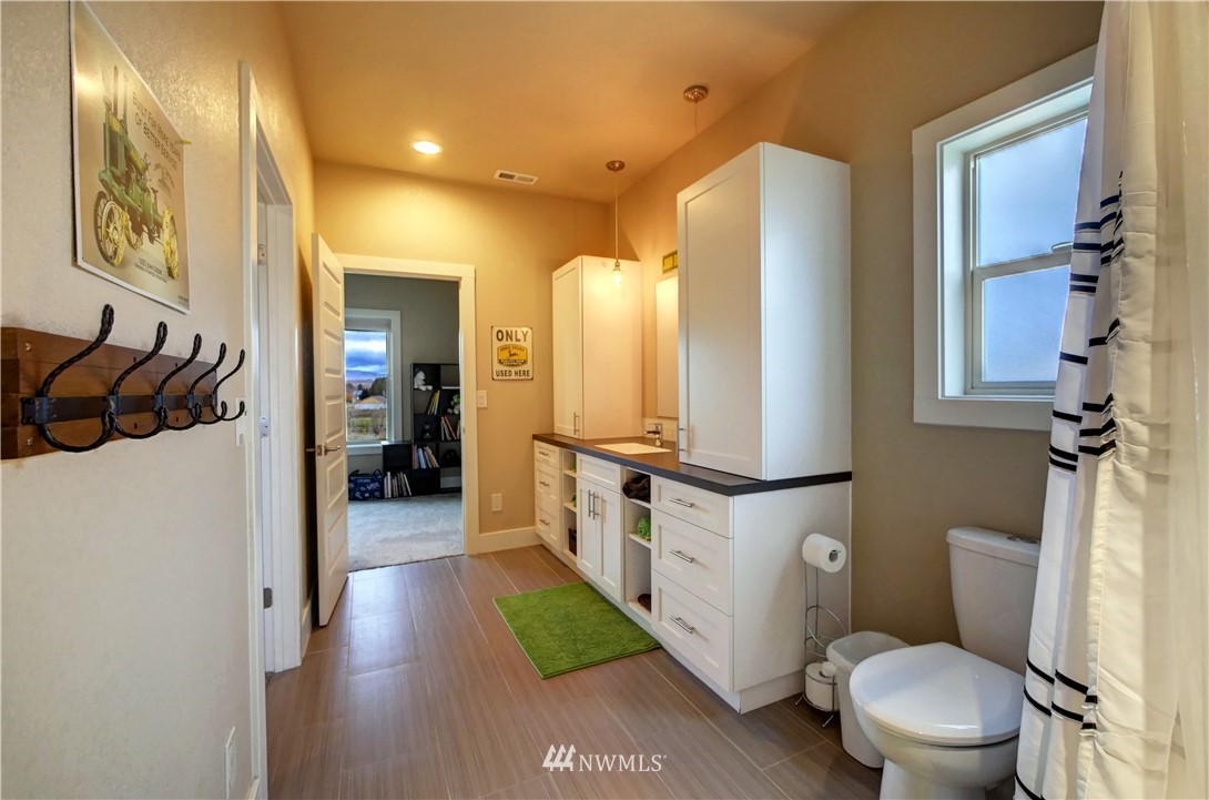 81 Jaquish Road Omak, WA 98841 - Photo 27 of 40 a bathroom with a toilet sink and mirror